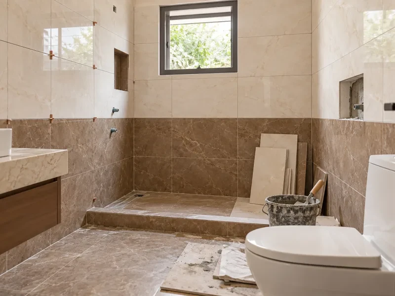 Phòng tắm nhỏ đang ốp gạch mới