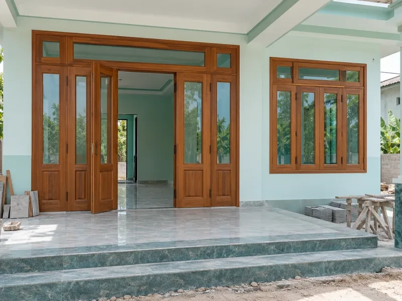 Khung cửa đi và cửa sổ bằng gỗ trên nhà đang dựng